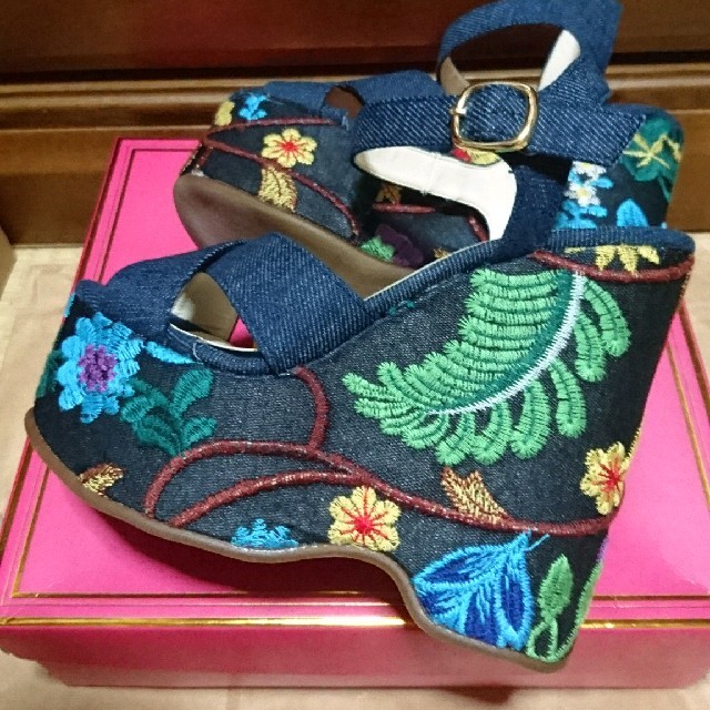 R&E(アールアンドイー)のサンダル レディースの靴/シューズ(サンダル)の商品写真