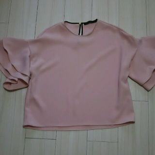 ザラ(ZARA)のZARA 今期フリルトップス ピンク 美品 定価5990円(カットソー(半袖/袖なし))