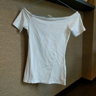 エイチアンドエム(H&M)のオフショルダー(Tシャツ(半袖/袖なし))