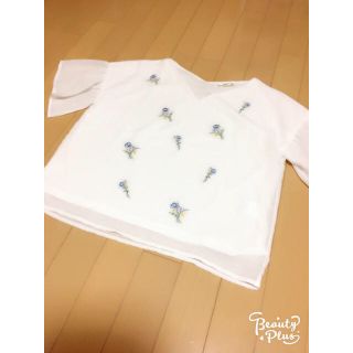 ワンアフターアナザーナイスクラップ(one after another NICE CLAUP)の【美品】♡ナイスクラップ 花柄 刺繍 キャンディースリーブ ブラウス トップス♡(シャツ/ブラウス(半袖/袖なし))