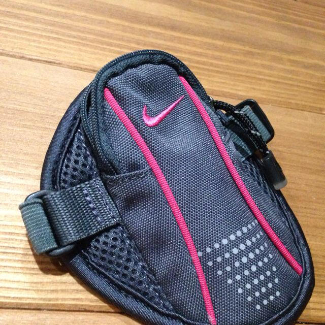 NIKE(ナイキ)のスポーツ用携帯ポーチ レディースのファッション小物(ポーチ)の商品写真