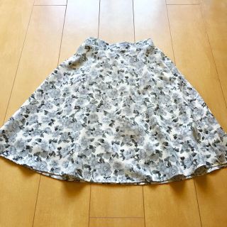 マジェスティックレゴン(MAJESTIC LEGON)のMAJESTIC LEGON♡アイスグレー花柄スカート(ひざ丈スカート)