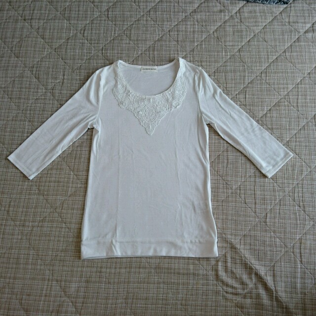 白Tシャツ胸レース レディースのトップス(シャツ/ブラウス(長袖/七分))の商品写真