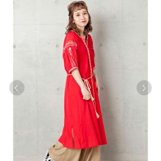 ダブルクローゼット(w closet)の新品 タグ付き 7月27日まで ロング ワンピース ガウン 赤 レッド 刺繍(ロングワンピース/マキシワンピース)