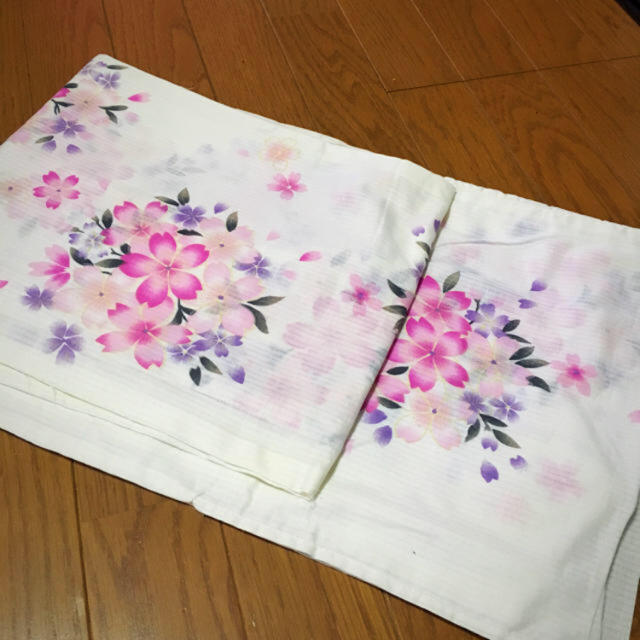 白地に花柄の浴衣 レディースの水着/浴衣(浴衣)の商品写真