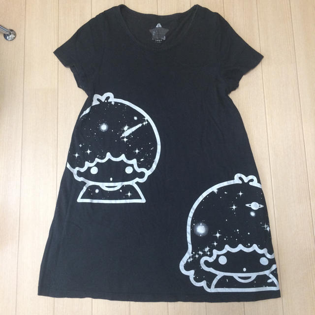 Design Tshirts Store graniph(グラニフ)のキキララ グラニフ Tシャツ ワンピース 黒 スペース サンリオ キティ 美品 レディースのトップス(Tシャツ(半袖/袖なし))の商品写真