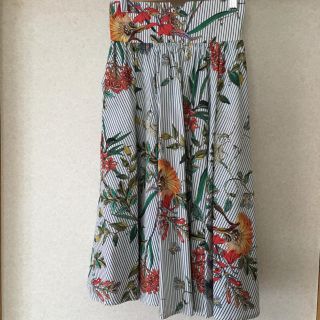 ザラ(ZARA)のZARA＊花柄スカート(ひざ丈スカート)