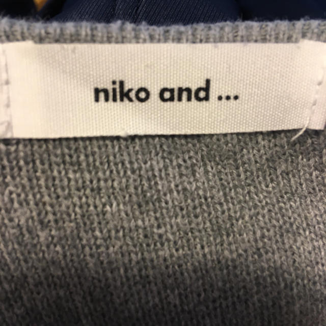 niko and...(ニコアンド)のniko and … グレー Ｖネック カットソー レディースのトップス(カットソー(長袖/七分))の商品写真