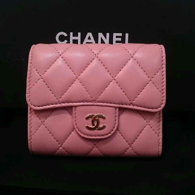 CHANEL(シャネル)のほぼ未使用限定色極美品マトラッセラムスキン折り財布 レディースのファッション小物(財布)の商品写真