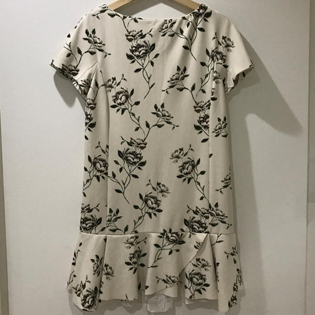 ZARA(ザラ)のzara 花柄ワンピース膝丈クリームホワイトバラモノトーン上品シンプル レディースのワンピース(ひざ丈ワンピース)の商品写真