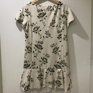 ザラ(ZARA)のzara 花柄ワンピース膝丈クリームホワイトバラモノトーン上品シンプル(ひざ丈ワンピース)