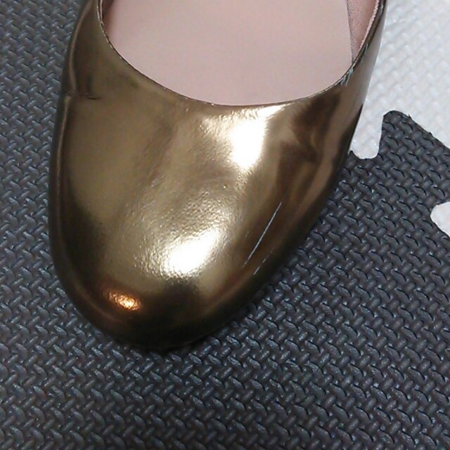 TOMORROWLAND(トゥモローランド)のファビオルスコーニゴールドパンプス♪ レディースの靴/シューズ(ローファー/革靴)の商品写真
