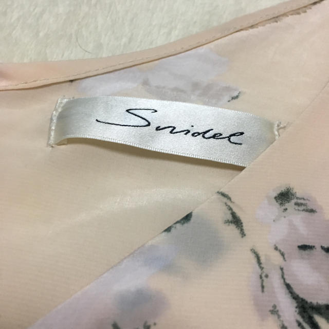 SNIDEL(スナイデル)の【美品】スナイデル♡ヴィンテージフラワープリントブラウス チュニック レディースのトップス(シャツ/ブラウス(半袖/袖なし))の商品写真