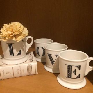 アンソロポロジー(Anthropologie)のアンソロポロジー イニシャル マグカップ「LOVE」4点セット(グラス/カップ)