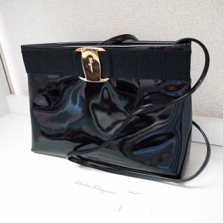 サルヴァトーレフェラガモ(Salvatore Ferragamo)のりこ様専用♡フェラガモ ショルダーバッグ ヴァラ エナメル リボン 黒 財布(ショルダーバッグ)