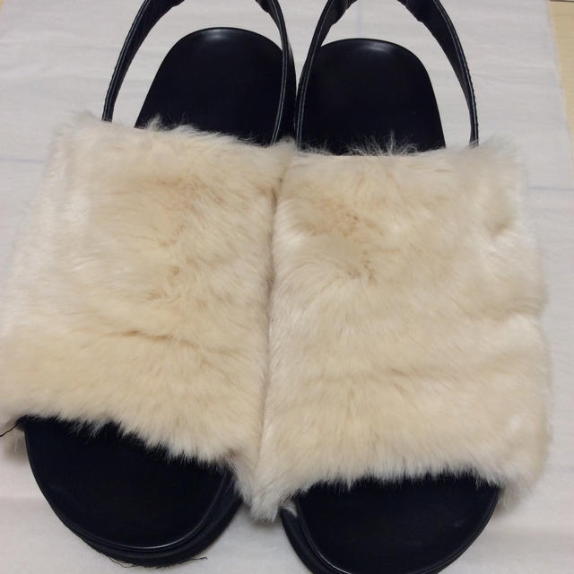GU(ジーユー)のgu ファーサンダル レディースの靴/シューズ(サンダル)の商品写真