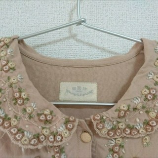ロキエ(Lochie)の小さなお花の刺繍 くすみピンクのシャツ(シャツ/ブラウス(半袖/袖なし))