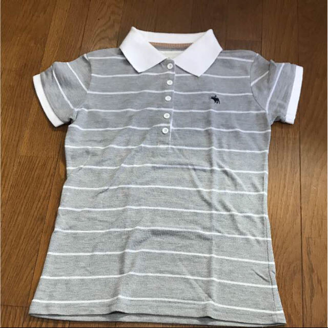 Abercrombie&Fitch(アバクロンビーアンドフィッチ)のアバクロ ポロシャツ （グレー×白） レディースのトップス(ポロシャツ)の商品写真