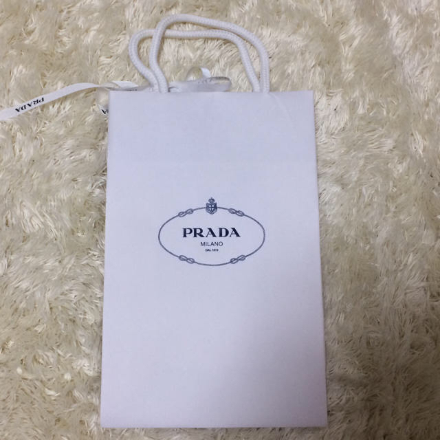 PRADA(プラダ)のPRADA 紙袋 白 リボン付 レディースのバッグ(ショップ袋)の商品写真