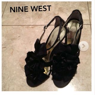 ナインウエスト(NINE WEST)のサテン花サンダル(サンダル)