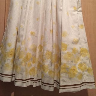 レストローズ(L'EST ROSE)のL'EST ROSE 花柄スカート Yellow(ひざ丈スカート)