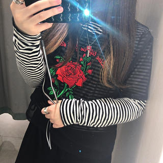 エイチアンドエム(H&M)の新品タグ付き 薔薇刺繍シースルートップス🥀黒(カットソー(半袖/袖なし))