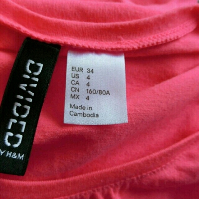 H&M(エイチアンドエム)のH&M　Tシャツ　蛍光ピンク レディースのトップス(Tシャツ(半袖/袖なし))の商品写真