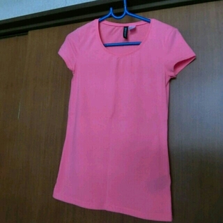 エイチアンドエム(H&M)のH&M　Tシャツ　蛍光ピンク(Tシャツ(半袖/袖なし))