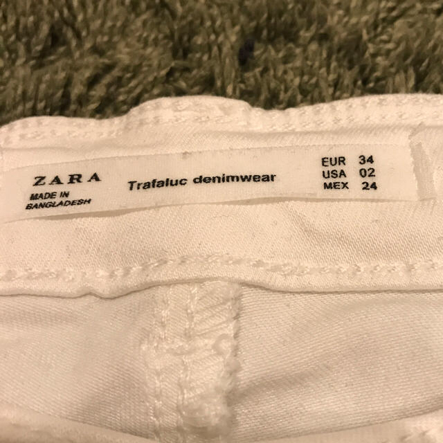 ZARA(ザラ)のZARAきりっぱなしホワイトスキニーパンツ レディースのパンツ(スキニーパンツ)の商品写真