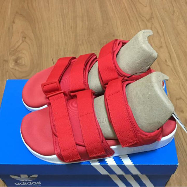 adidas(アディダス)の☆お値下げ☆新品☆adidas アディレッタ サンダル レッド25.5cm レディースの靴/シューズ(サンダル)の商品写真