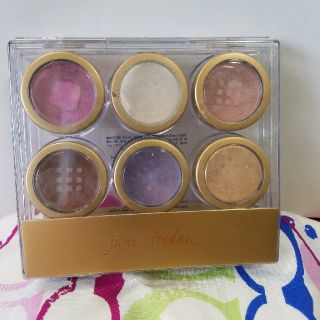 ジェーンアイルデール(jane iredale)のジェーンアイルデール‼24カラットゴールド配合のパウダー‼(フェイスパウダー)