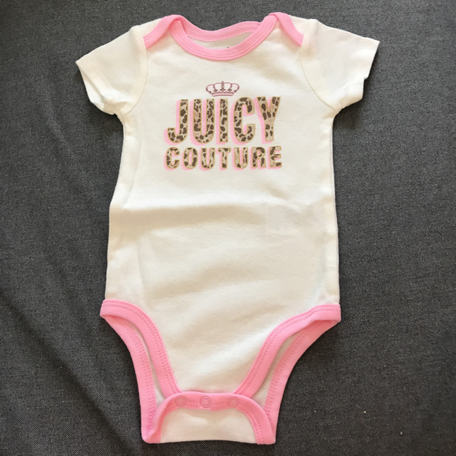 Juicy Couture(ジューシークチュール)のyuyuyu様専用新品ジューシークチュールロンパース3-6month キッズ/ベビー/マタニティのベビー服(~85cm)(ロンパース)の商品写真