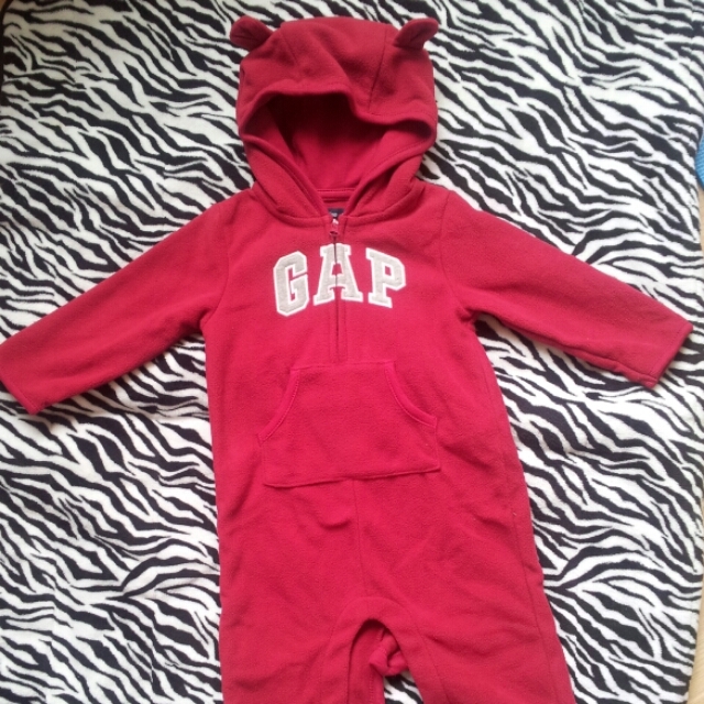 GAP(ギャップ)のbabyGap☆ﾌﾘｰｽ ｱｳﾀｰ キッズ/ベビー/マタニティのベビー服(~85cm)(カバーオール)の商品写真