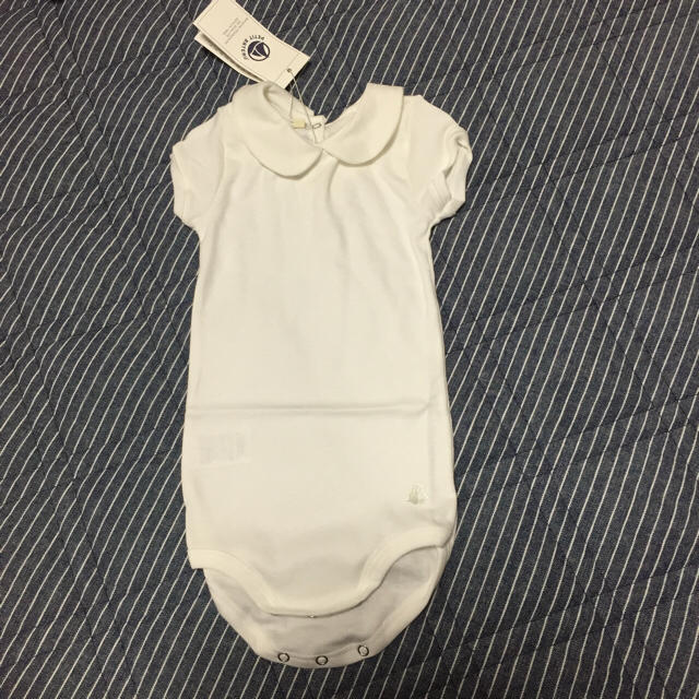 PETIT BATEAU(プチバトー)の新品 衿つき半袖ボディ 12m キッズ/ベビー/マタニティのベビー服(~85cm)(ロンパース)の商品写真