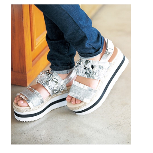 Chesty(チェスティ)のビジューサンダル レディースの靴/シューズ(サンダル)の商品写真