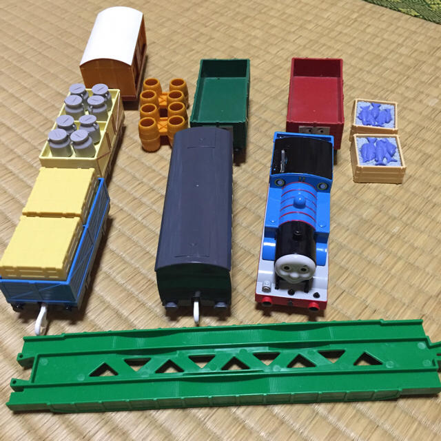 トーマス 貨車 7個セット＋線路 キッズ/ベビー/マタニティのおもちゃ(電車のおもちゃ/車)の商品写真