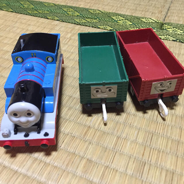 トーマス 貨車 7個セット＋線路 キッズ/ベビー/マタニティのおもちゃ(電車のおもちゃ/車)の商品写真