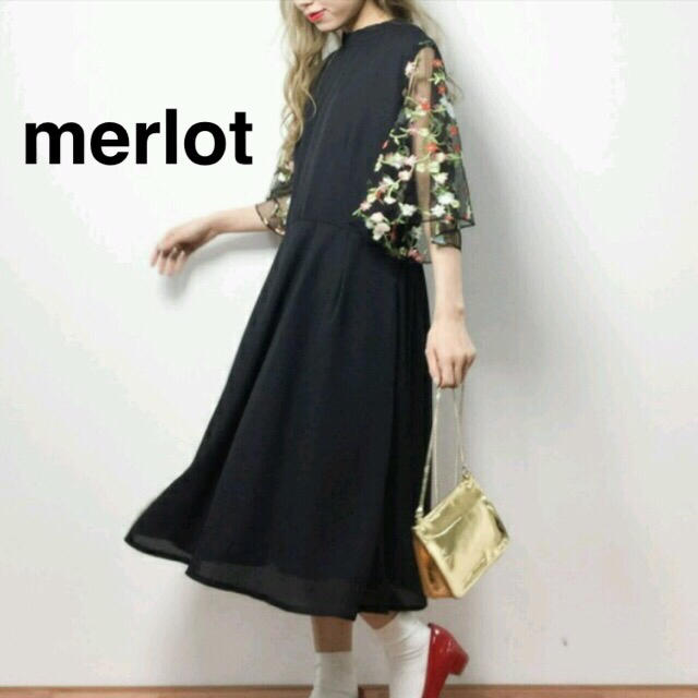 merlot(メルロー)の再入荷！メルロープリュス 花刺繍チュール袖ワンピース ブラック レディースのワンピース(ロングワンピース/マキシワンピース)の商品写真