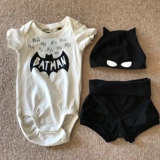 エイチアンドエム(H&M)の【H&M kids】新品 バッドマン3点セット（ロンパース、ブルマ、帽子）(ロンパース)