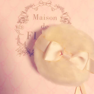 メゾンドフルール(Maison de FLEUR)のMaison de FLEUR パフ型ポーチ ♡新品未使用♡(ポーチ)
