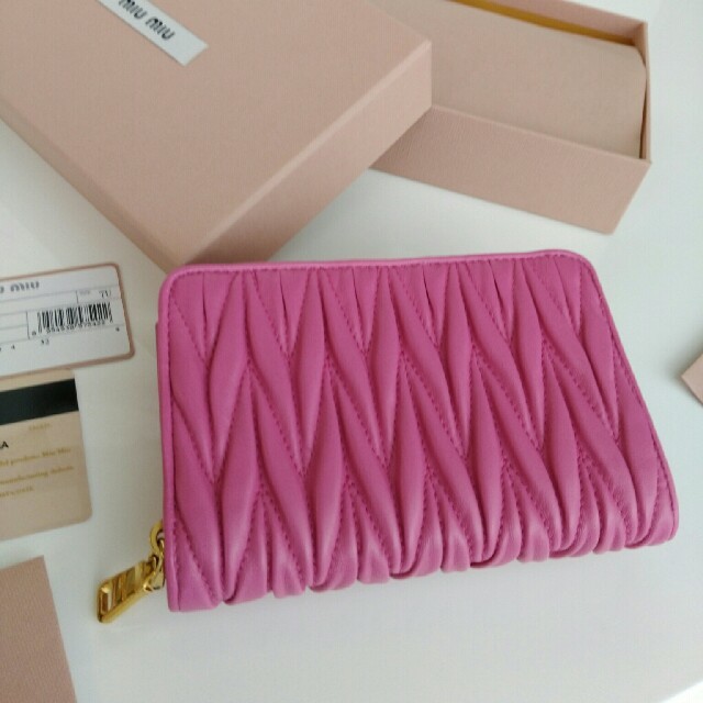 miumiu(ミュウミュウ)のミュウミュウ☆miumiu☆新品、大人気ピンク☆折りたたみ財布 レディースのファッション小物(財布)の商品写真
