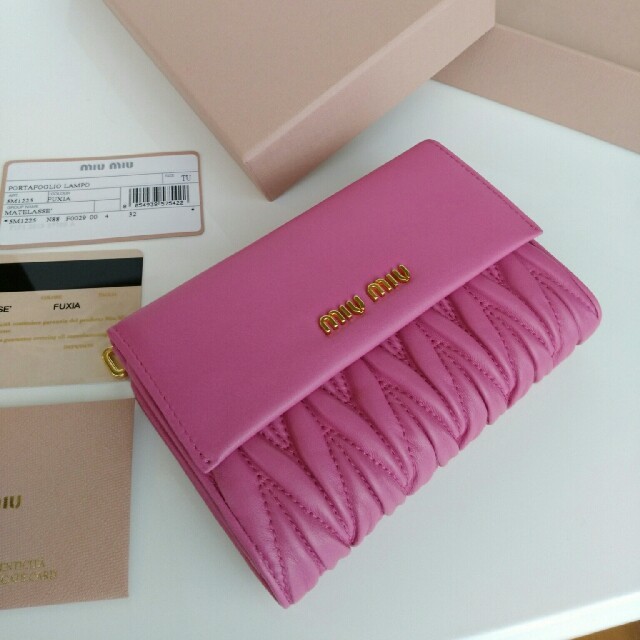 miumiu(ミュウミュウ)のミュウミュウ☆miumiu☆新品、大人気ピンク☆折りたたみ財布 レディースのファッション小物(財布)の商品写真