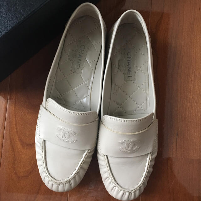 CHANEL(シャネル)のはな様専用♡ 美品 シャネル ローファー レザー size37.5C レディースの靴/シューズ(ローファー/革靴)の商品写真