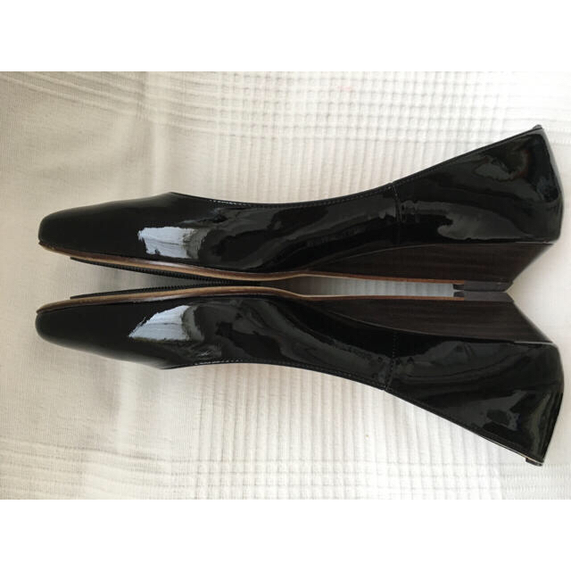 UNITED ARROWS(ユナイテッドアローズ)の黒エナメルパンプス 24㎝〜24.5㎝ レディースの靴/シューズ(ハイヒール/パンプス)の商品写真