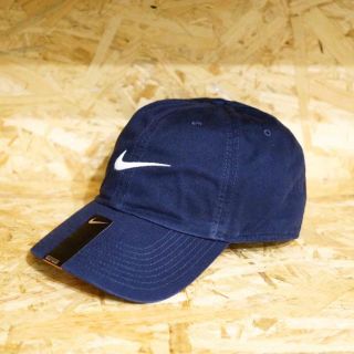 ナイキ(NIKE)の海外モデル★新品！NIKE★ナイキswooshロゴキャップ 紺色(キャップ)