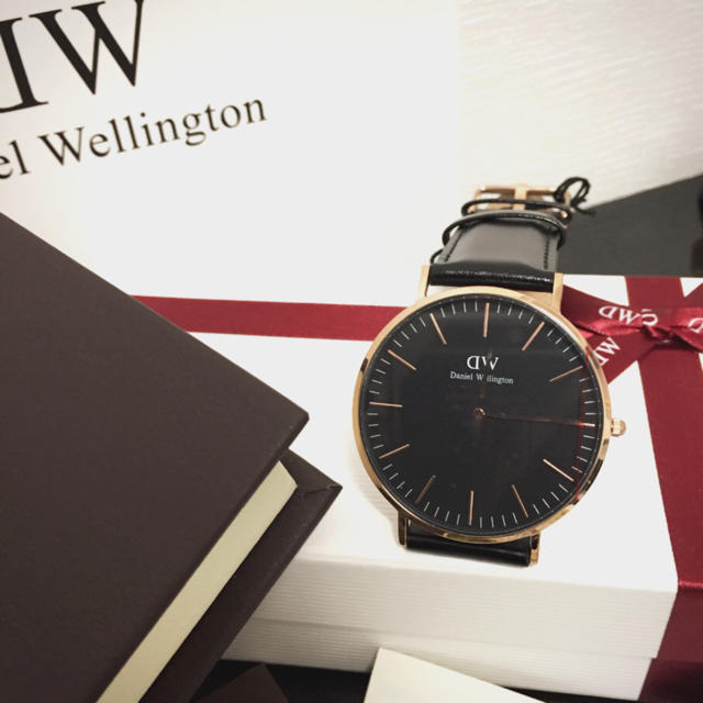 Daniel Wellington(ダニエルウェリントン)の【ブラック】 ダニエルウェリントン ゴールドフレーム 36㎜ レディースのファッション小物(腕時計)の商品写真