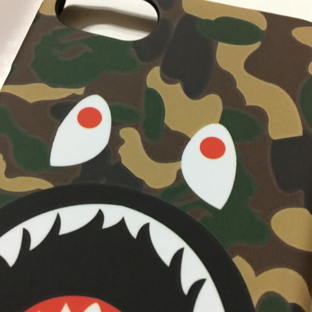 A BATHING APE(アベイシングエイプ)の《新品》iPhone7用 シャーク 迷彩柄 緑 スマホ/家電/カメラのスマホアクセサリー(iPhoneケース)の商品写真