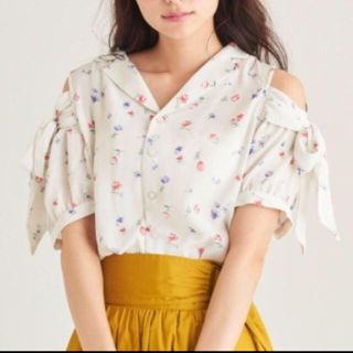 マジェスティックレゴン(MAJESTIC LEGON)の＊新品！マジェ☆小花柄ブラウス(シャツ/ブラウス(半袖/袖なし))