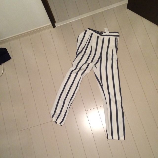 ZARA(ザラ)のZARA クロップドパンツ レディースのパンツ(クロップドパンツ)の商品写真