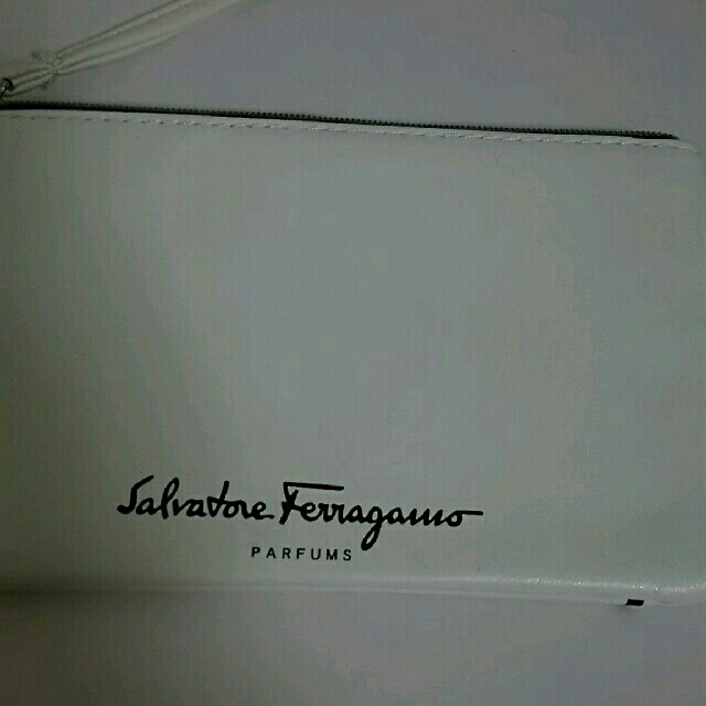 Salvatore Ferragamo(サルヴァトーレフェラガモ)の【新品未使用】フェラガモ パルファム レザー調ポーチ InRed付録 レディースのファッション小物(ポーチ)の商品写真